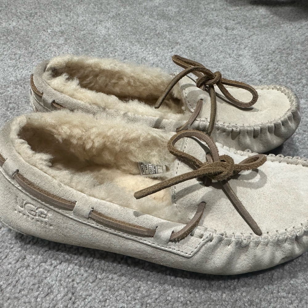 Ugh moccasin size 5 in taupe